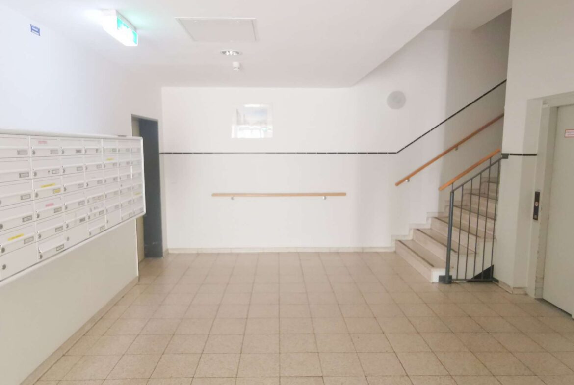 Hausflur mit Aufzug und Treppe
