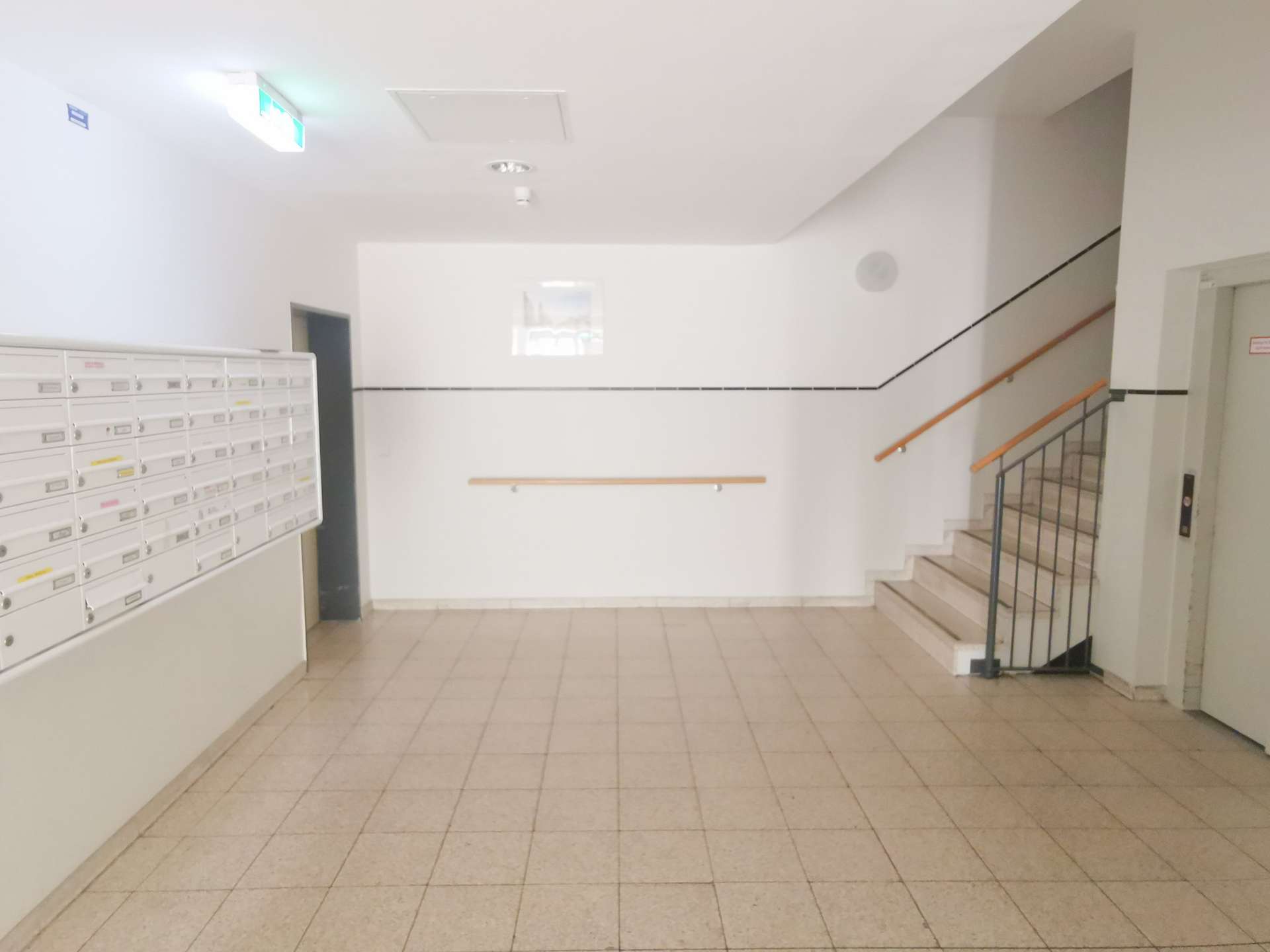 Hausflur mit Aufzug und Treppe