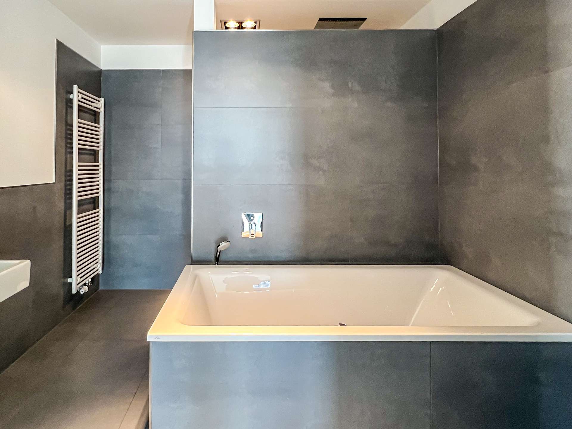Überdimensionale Badewanne