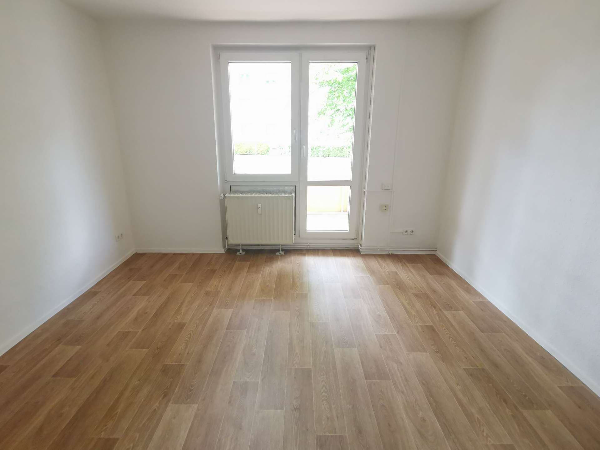 Wohnzimmer mit Balkon