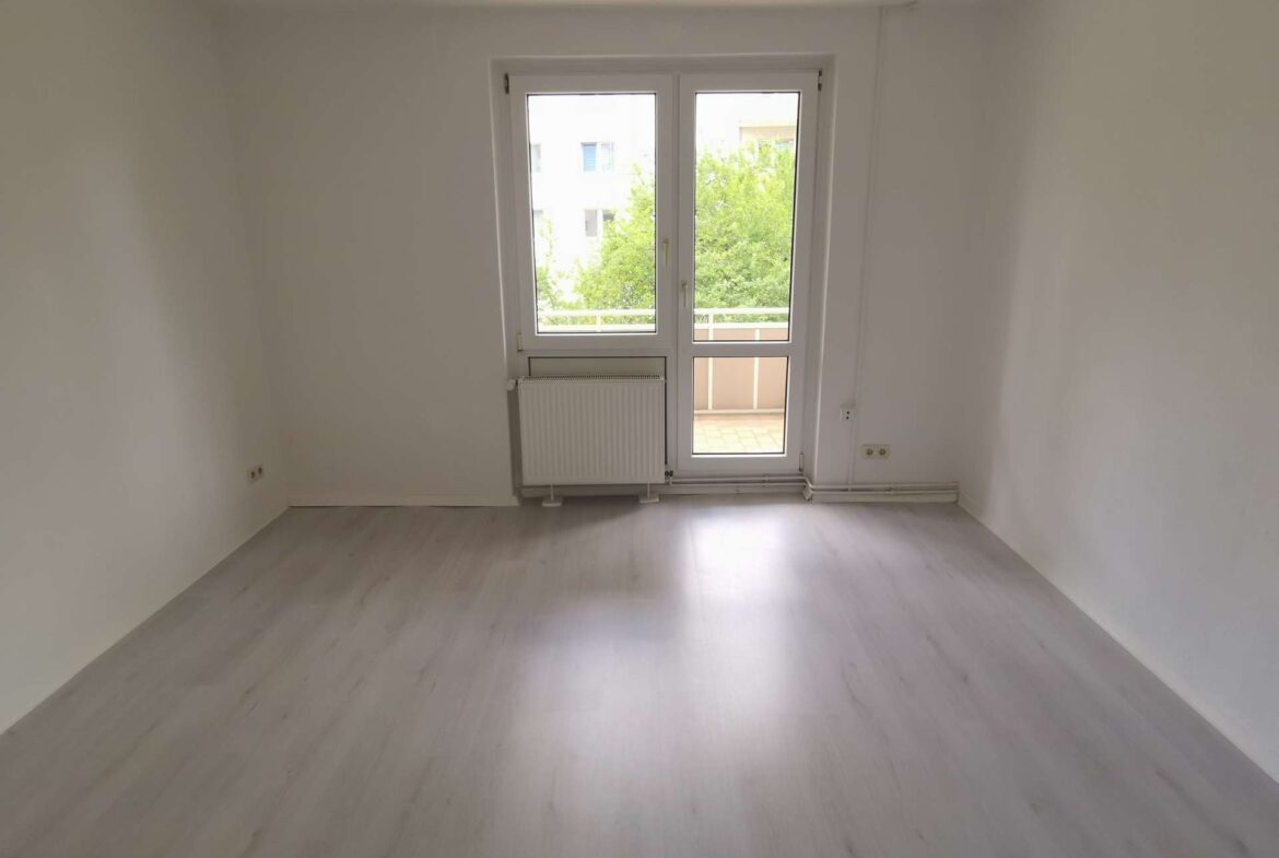 Wohnzimmer mit Balkon