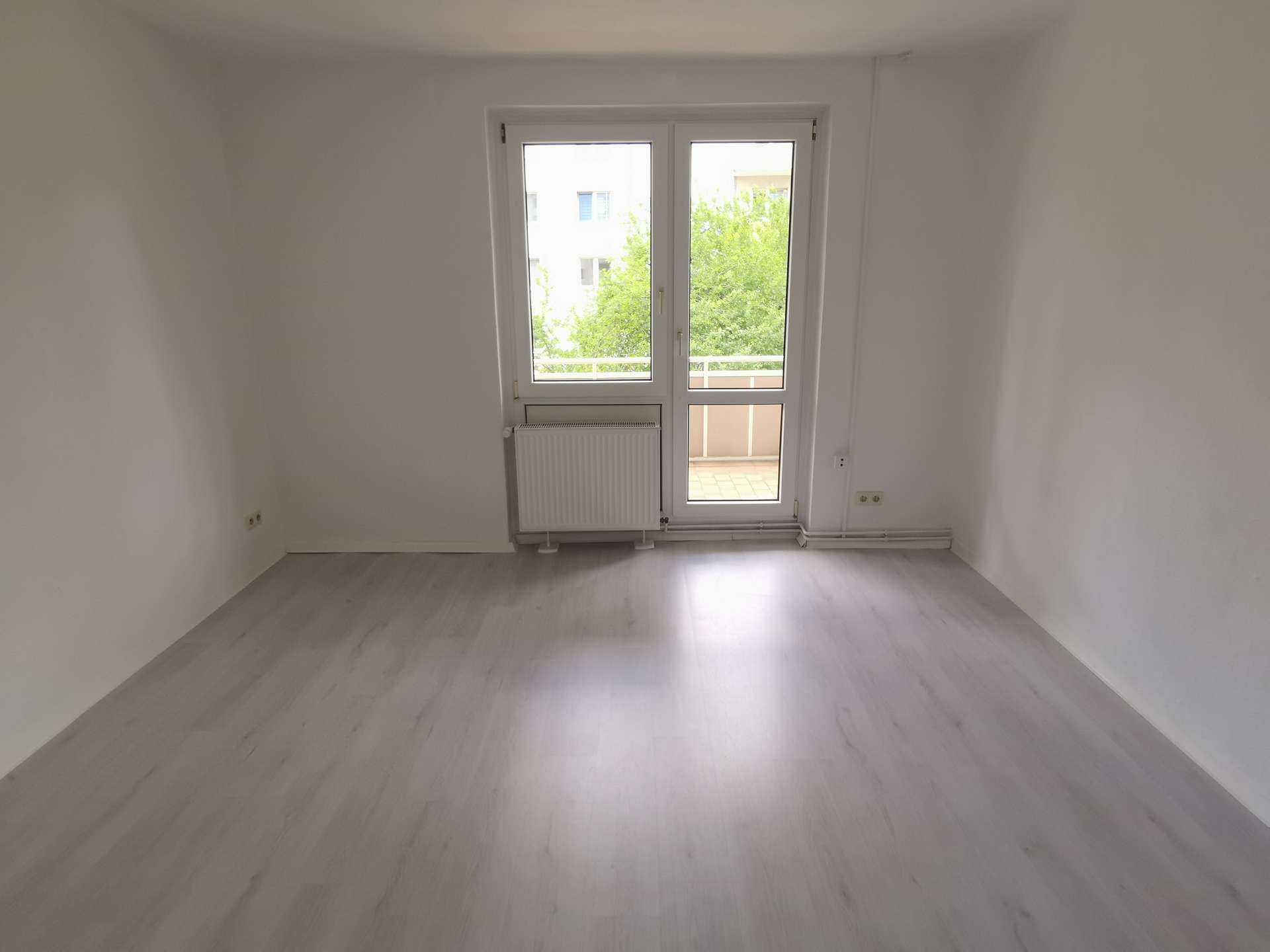 Wohnzimmer mit Balkon