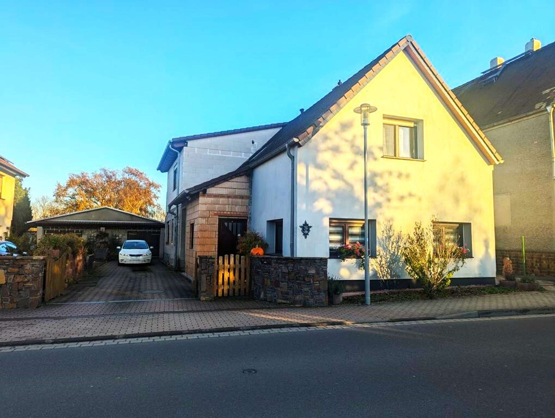 Hausansicht mit Einfahrt