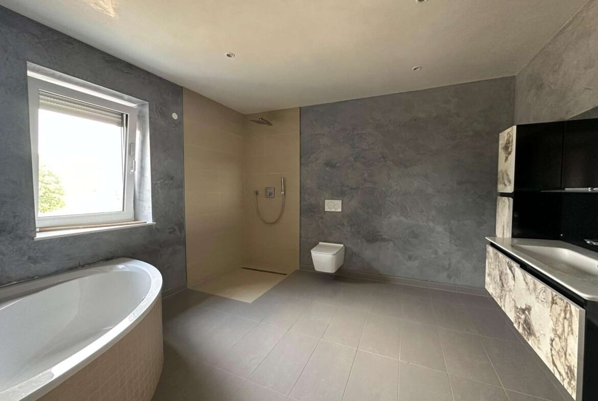 Badezimmer mit Dusche _ Wanne