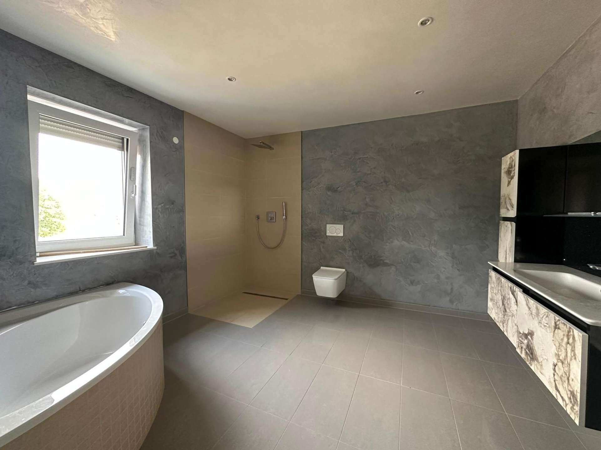 Badezimmer mit Dusche _ Wanne