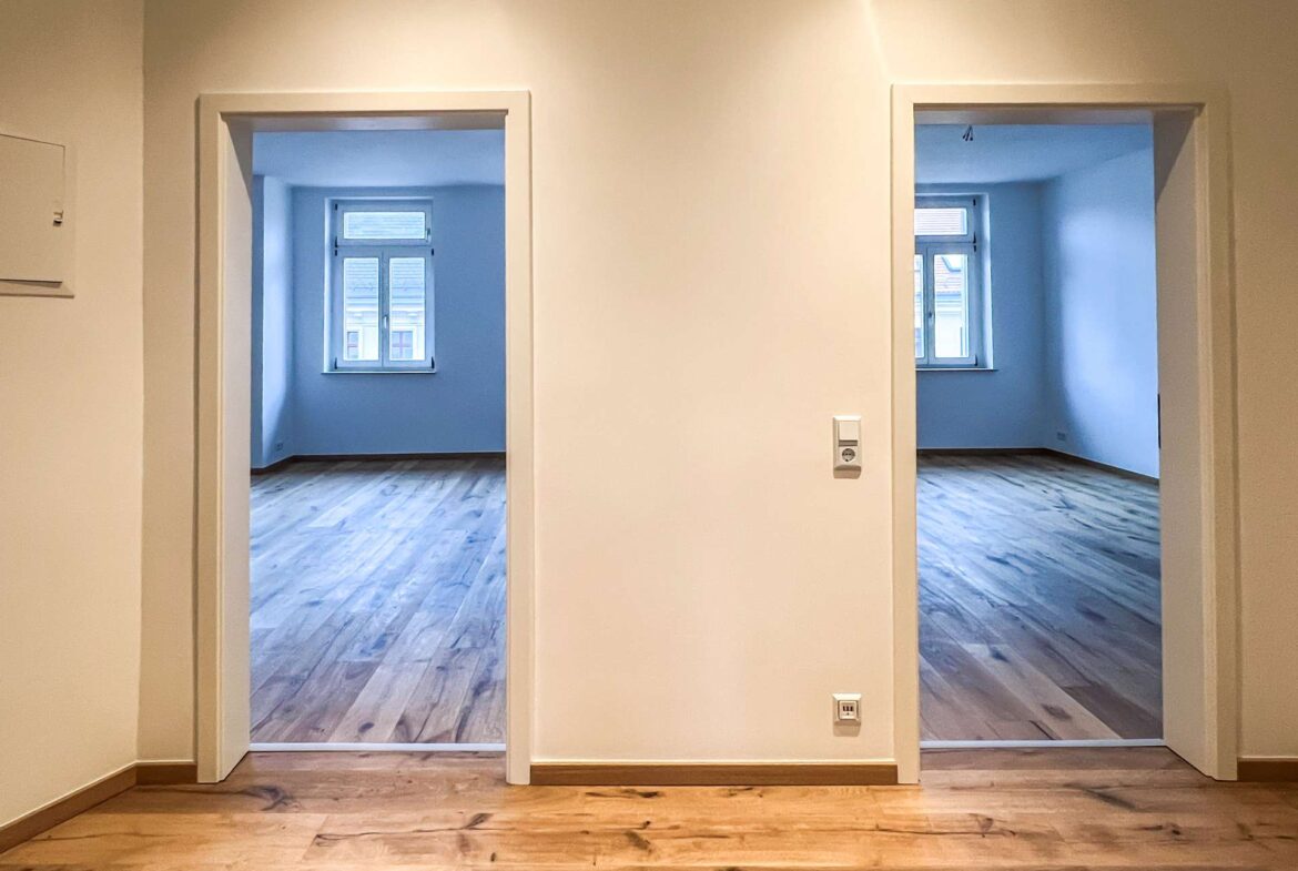 Blick vom Flur in Wohn- und Schlafzimmer