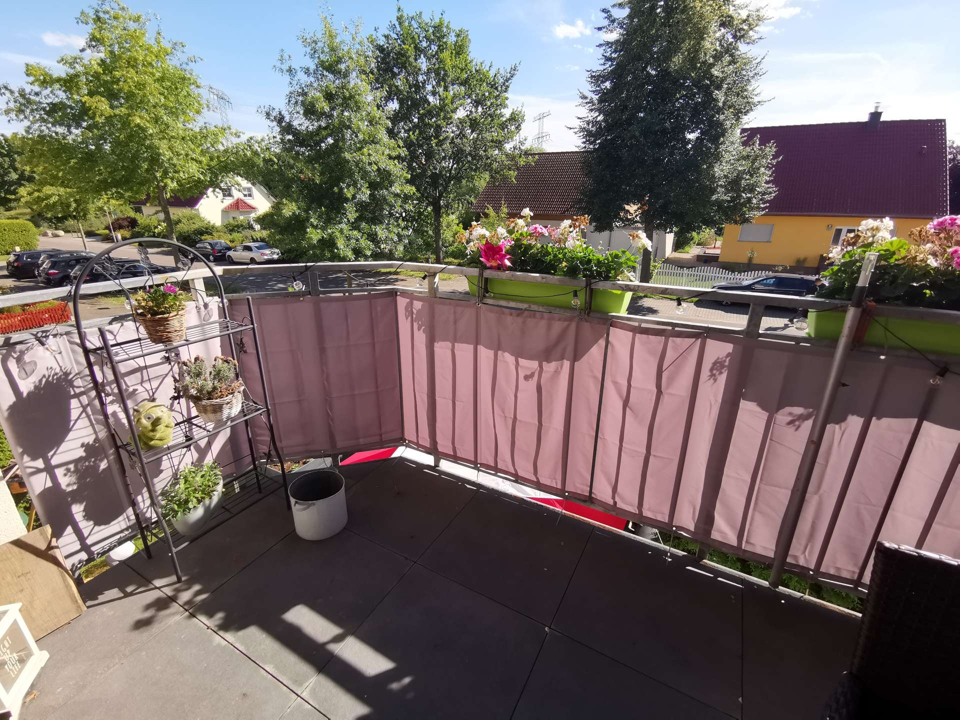 Großer sonniger Balkon
