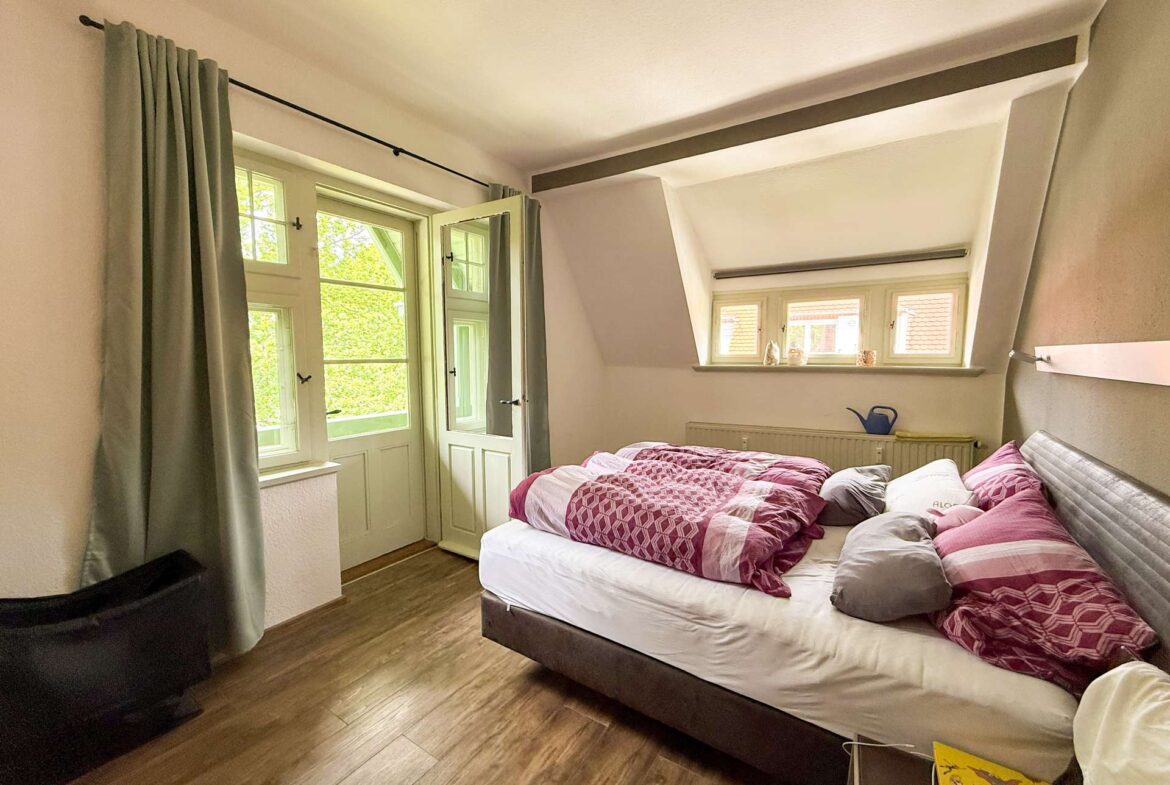 Schlafzimmer mit Zugang zum dritten Balkon
