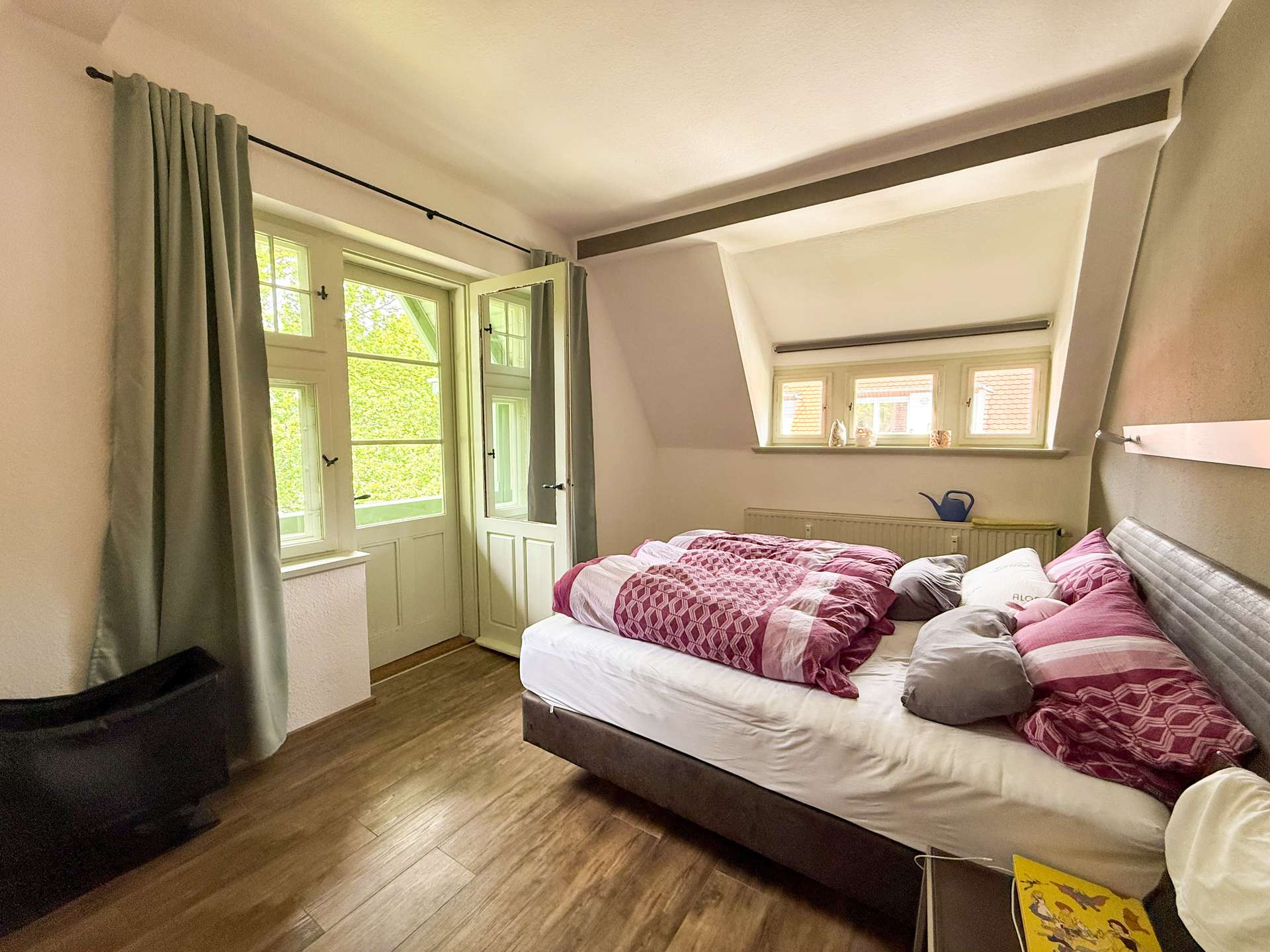 Schlafzimmer mit Zugang zum dritten Balkon