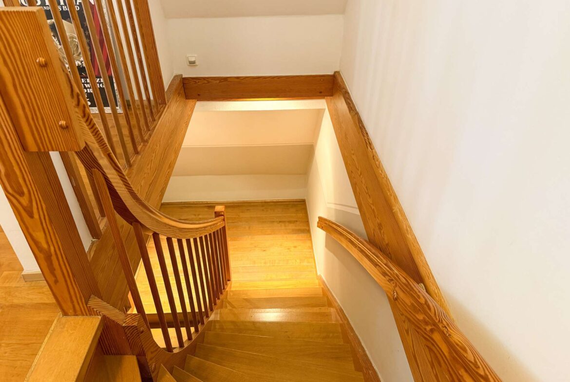 Holztreppe mit Deckenspots