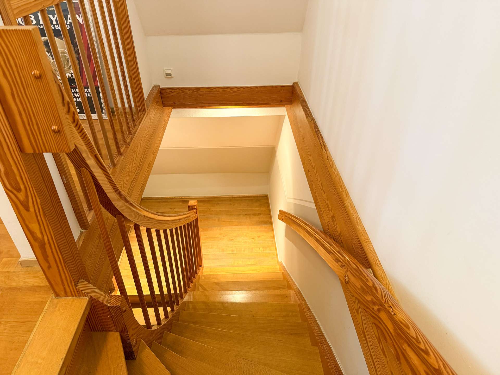Holztreppe mit Deckenspots