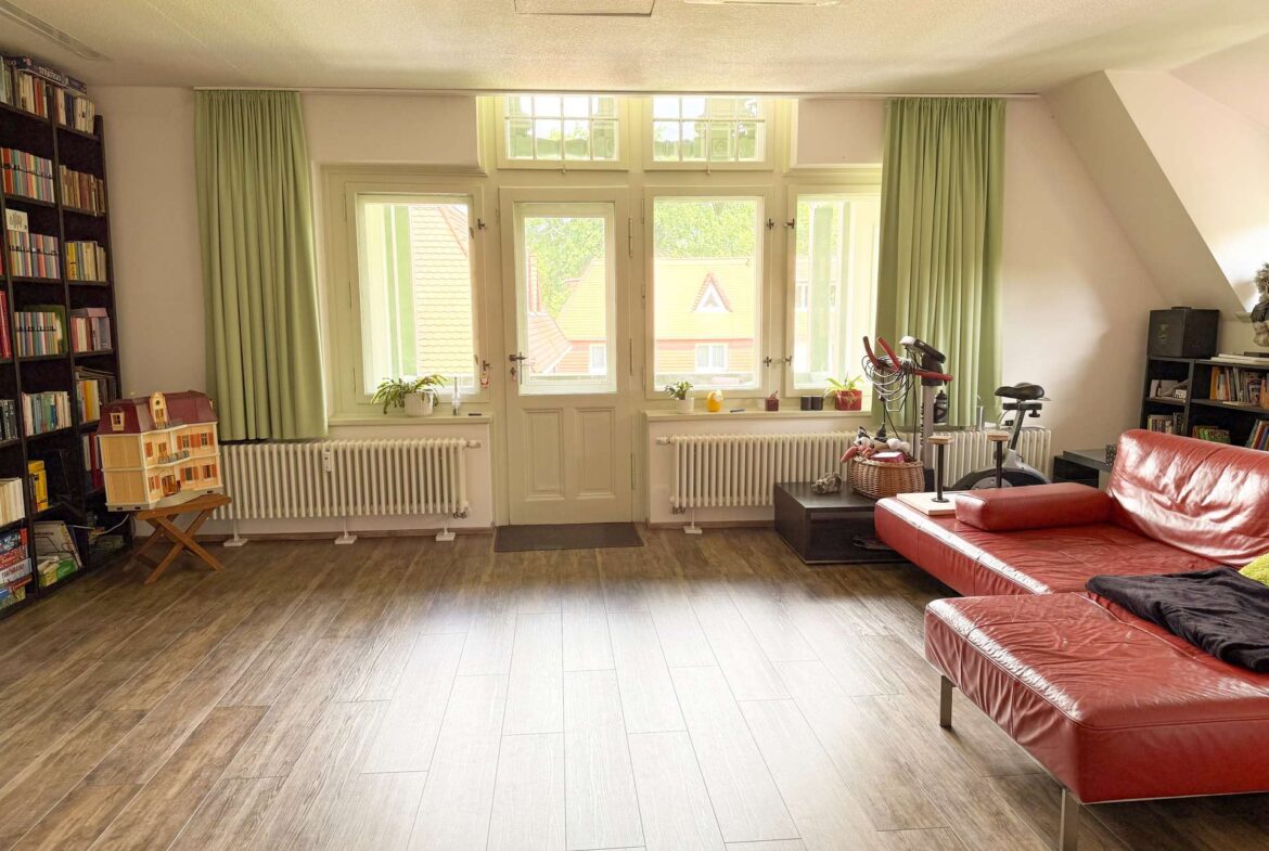 Wohnbereich mit Zugang zum Balkon