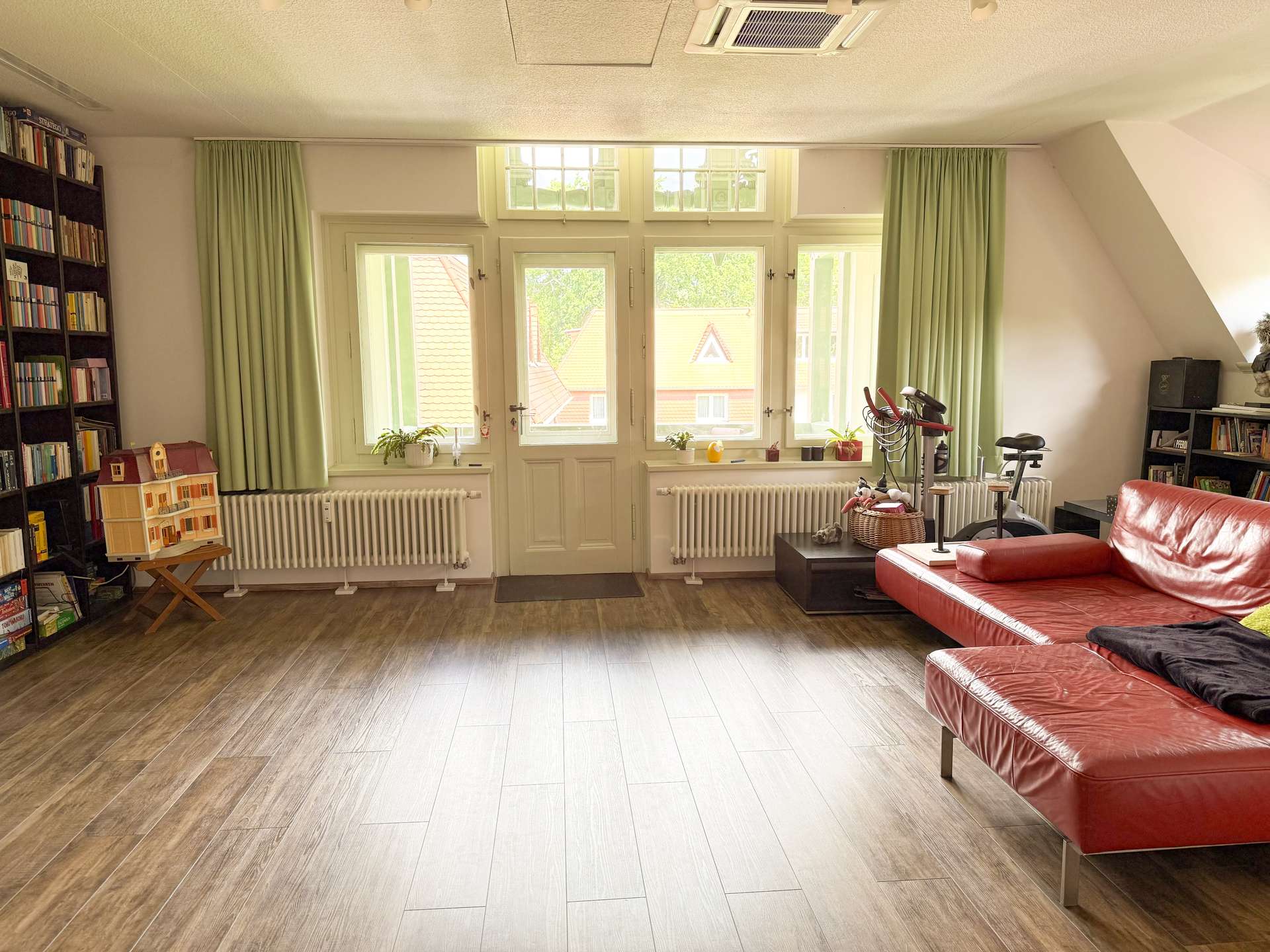 Wohnbereich mit Zugang zum Balkon