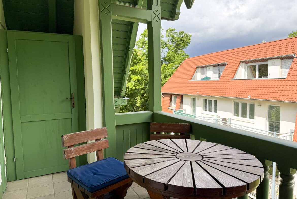 großer Balkon mit zwei Abstellkammern