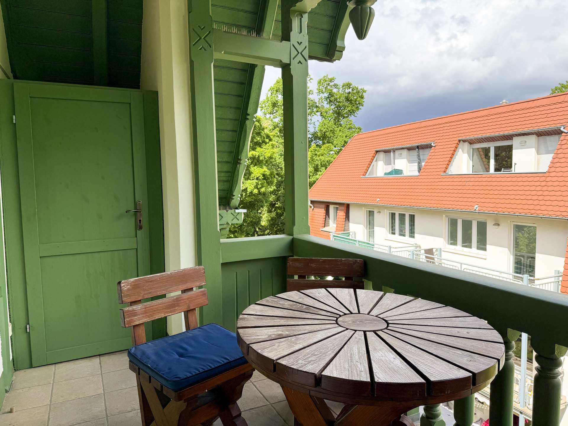 großer Balkon mit zwei Abstellkammern