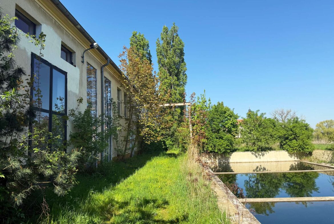 Blick auf Haus & Wasserbecken 