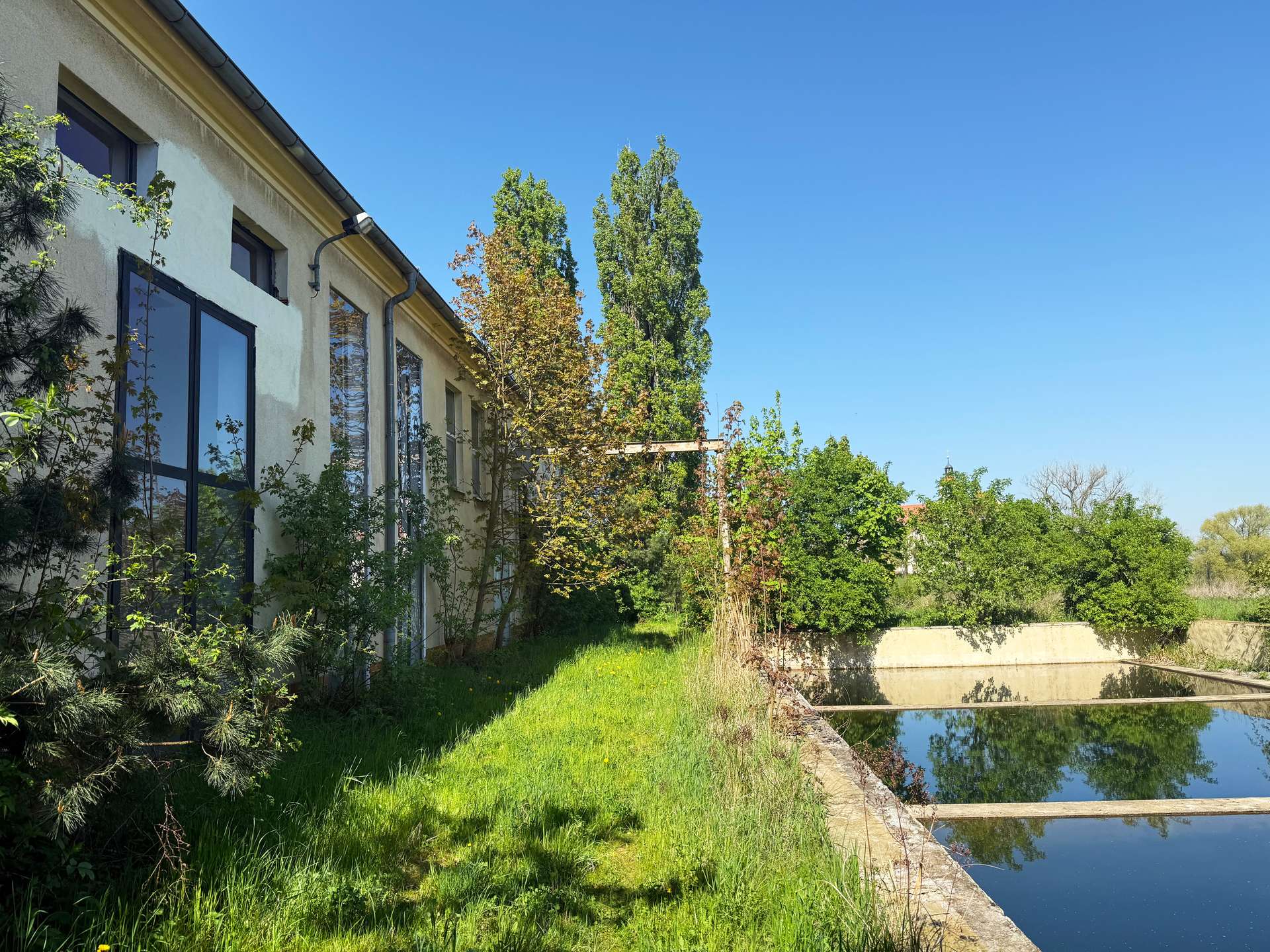 Blick auf Haus & Wasserbecken 