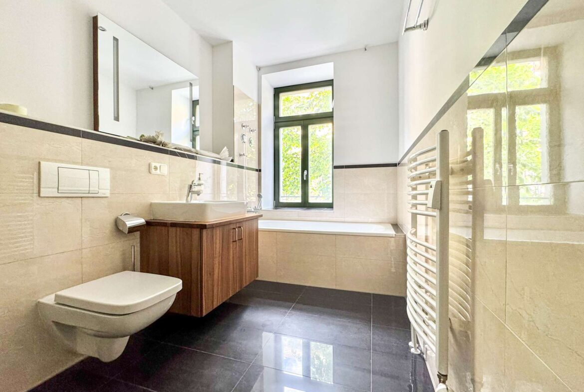 Tageslichtbad mit Handtuchwärmer und Badewanne