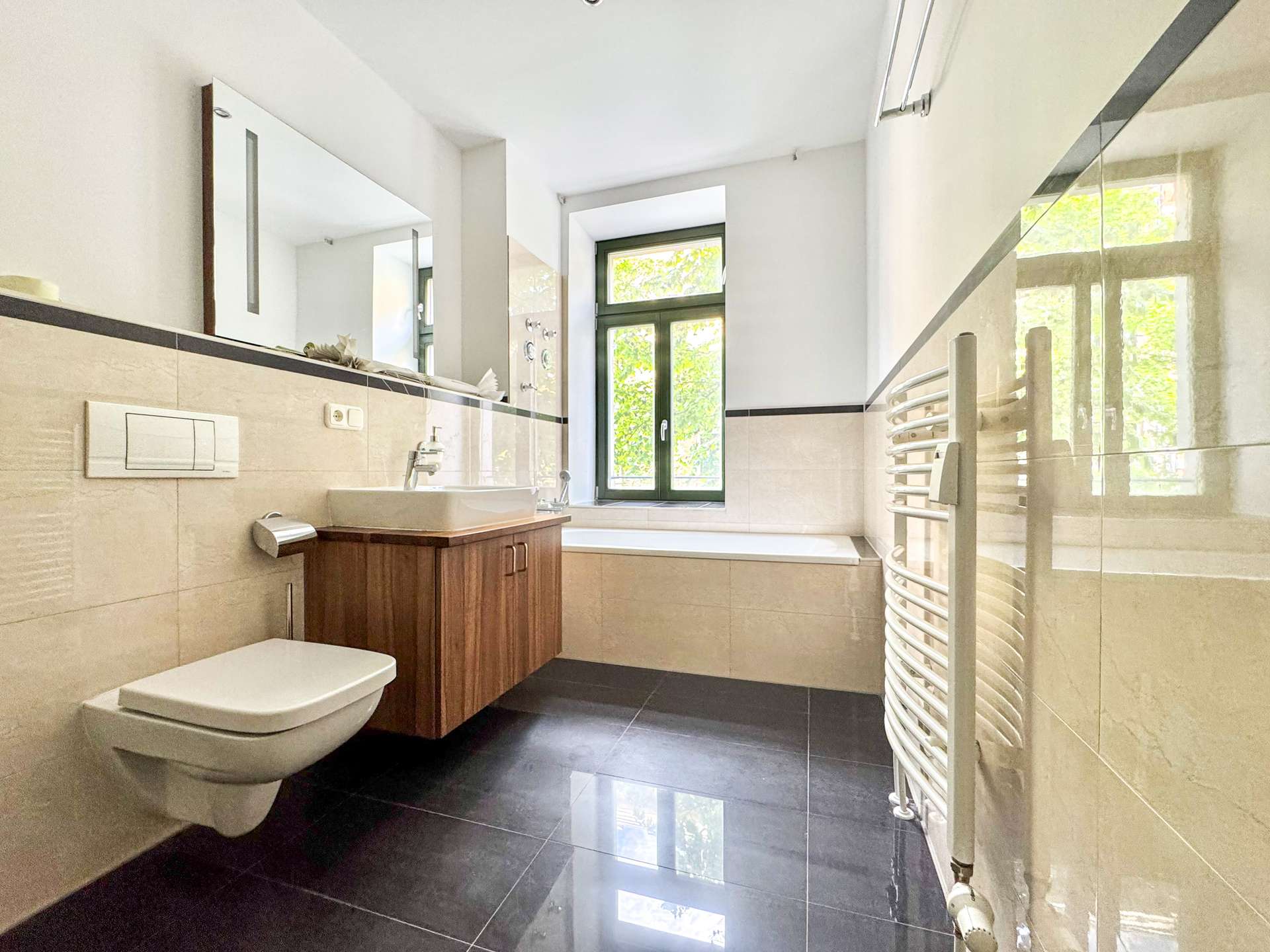 Tageslichtbad mit Handtuchwärmer und Badewanne