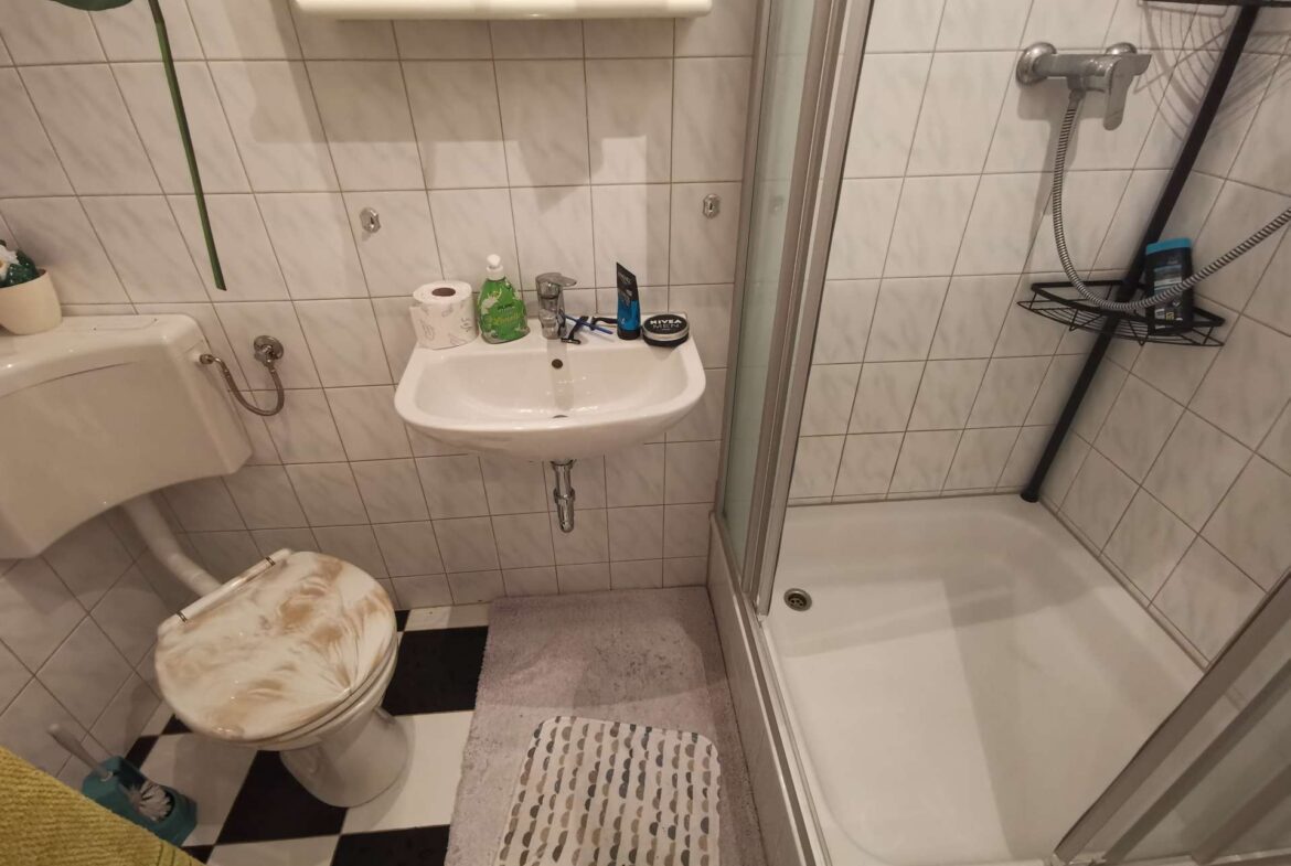Bad mit Dusche EG