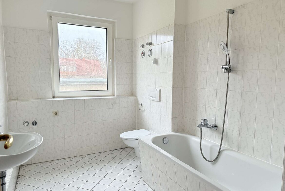 Tageslichtbad mit Badewanne, WM-Anschluss und Handtuchheizkörper