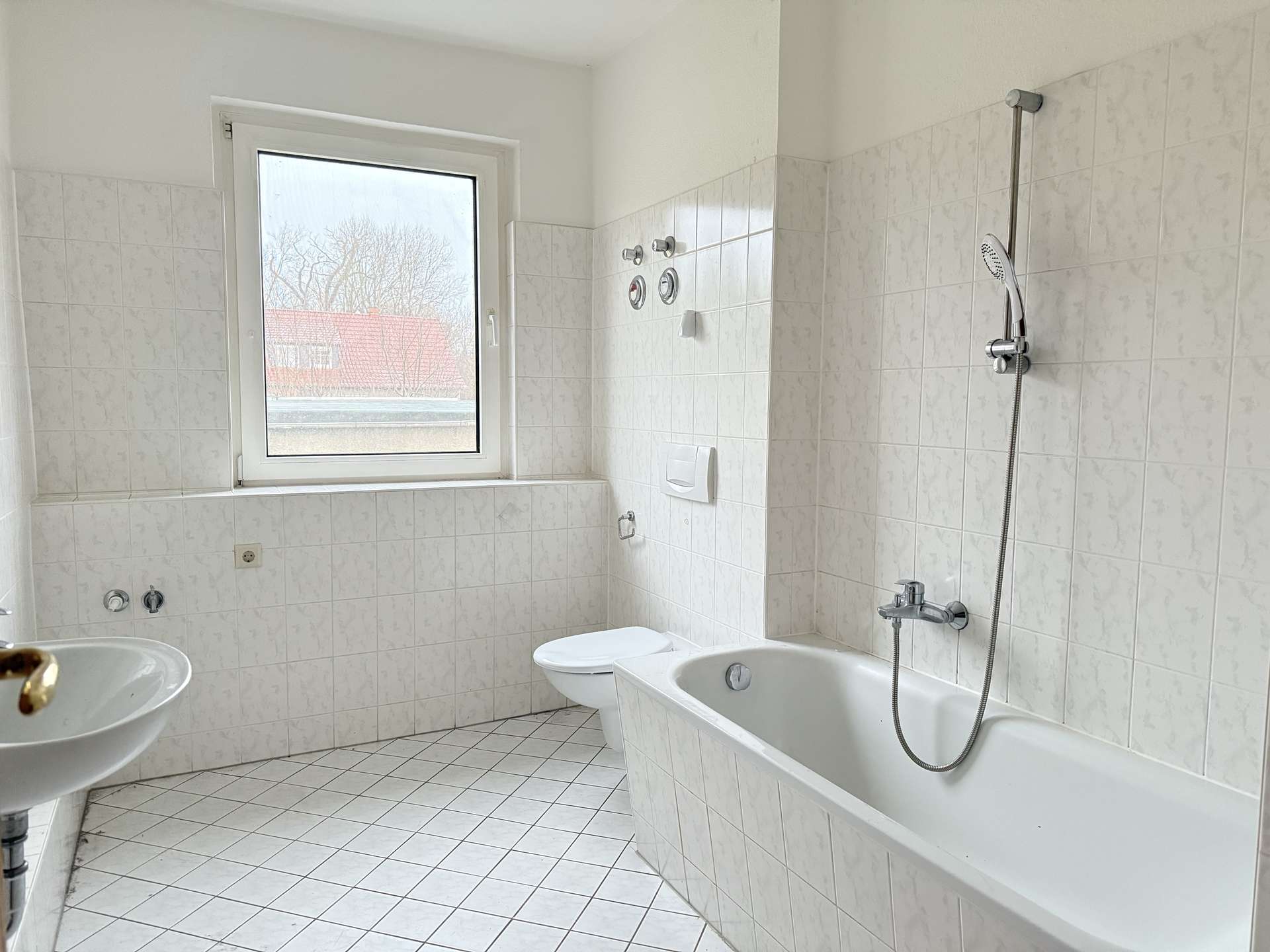 Tageslichtbad mit Badewanne, WM-Anschluss und Handtuchheizkörper