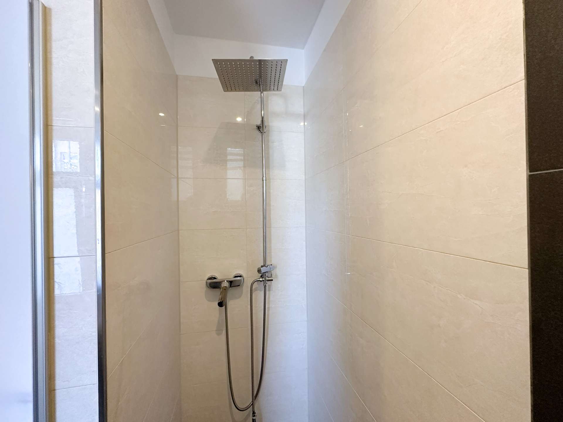 Geräumige Dusche
