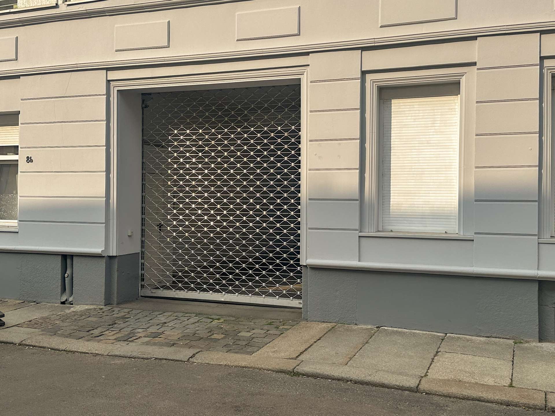 Einfahrt zu den Außenstellplätzen