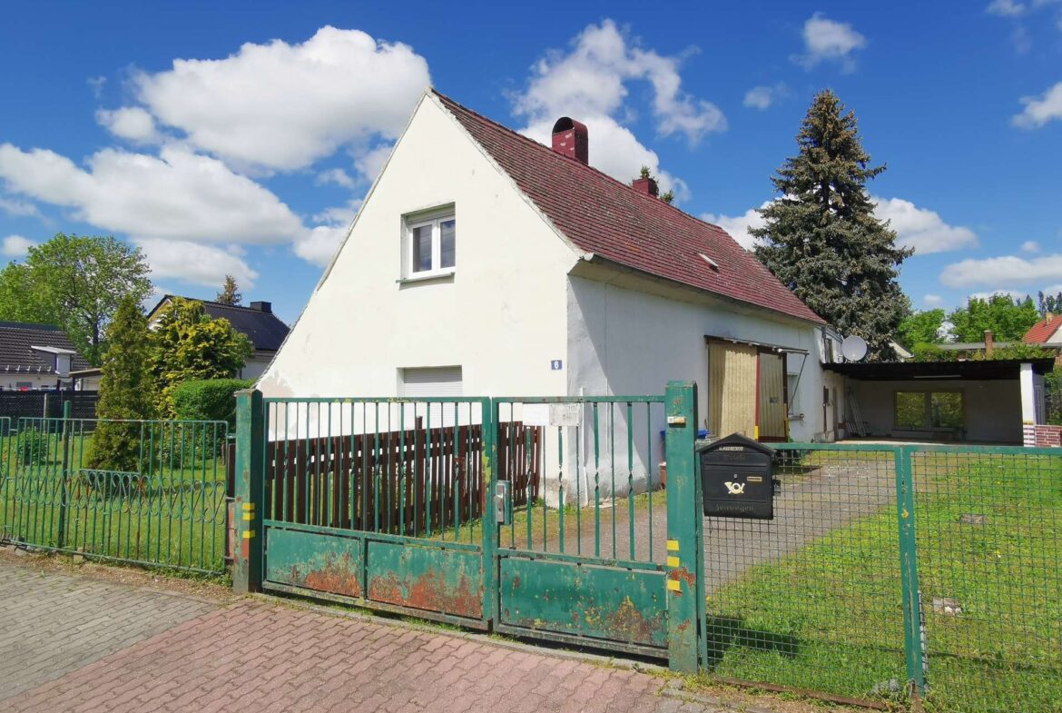 Hausansicht mit Zufahrt