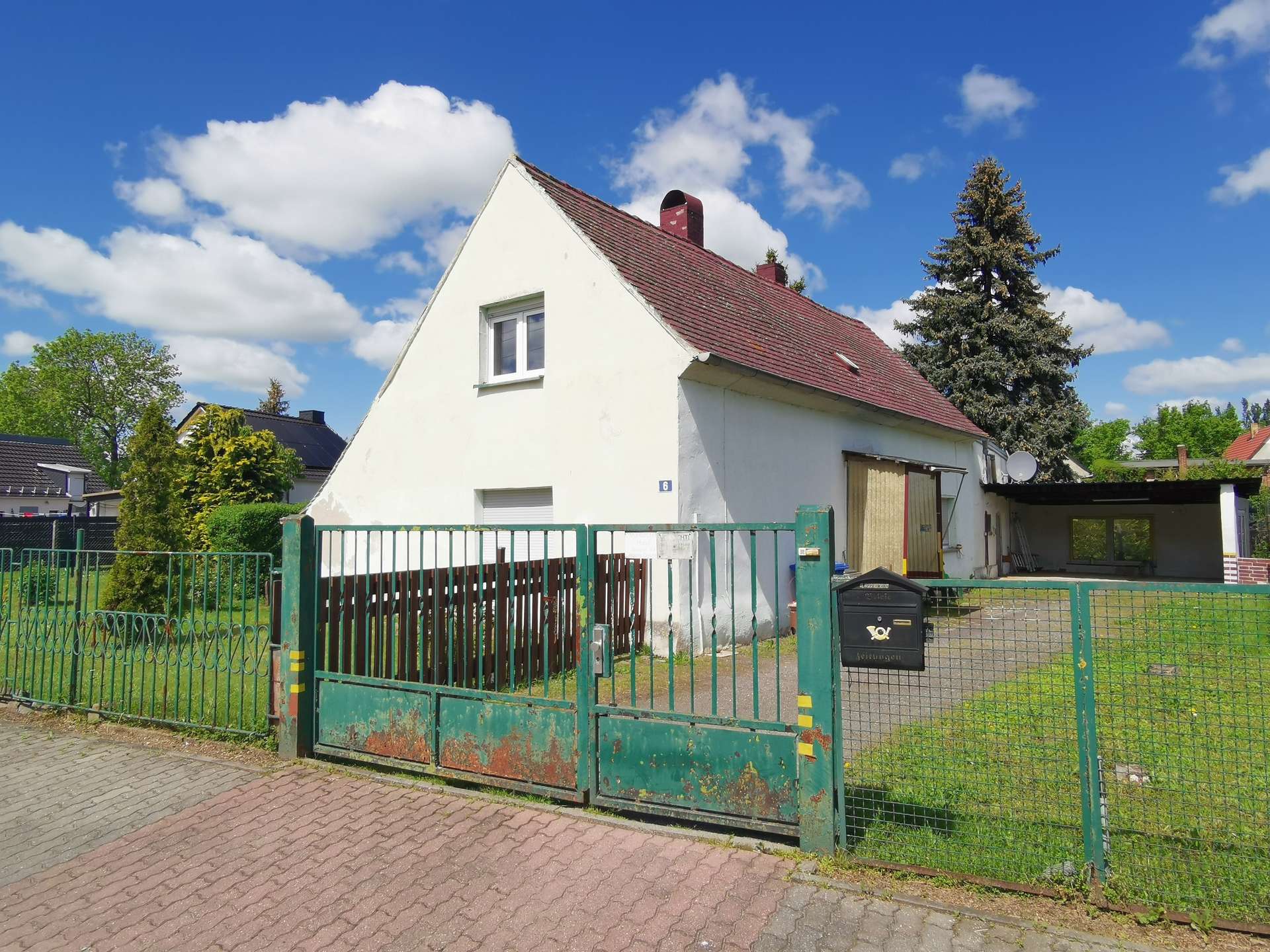 Hausansicht mit Zufahrt