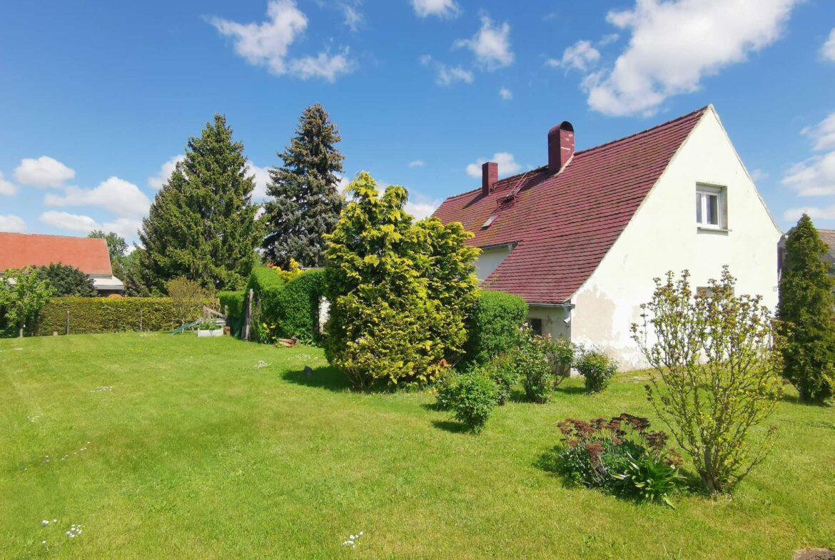 Hausansicht mit Grundstück