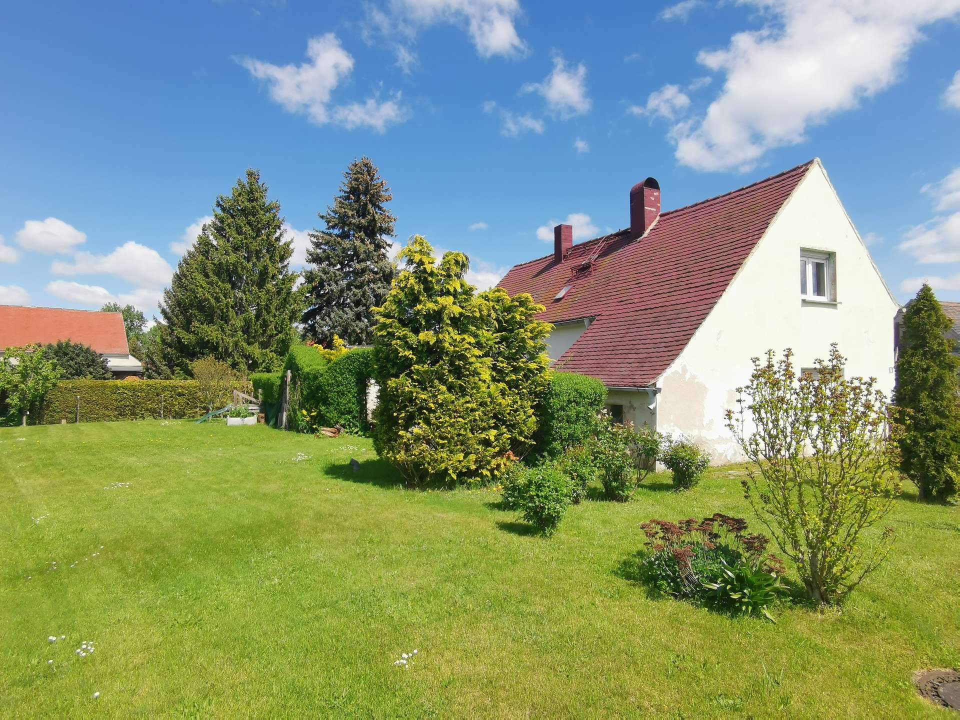 Hausansicht mit Grundstück