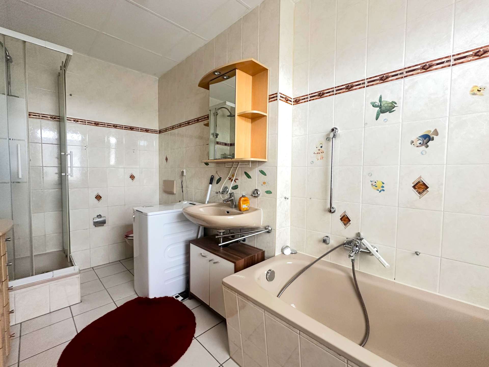 Badezimmer mit Dusche und Badewanne (2.OG links)