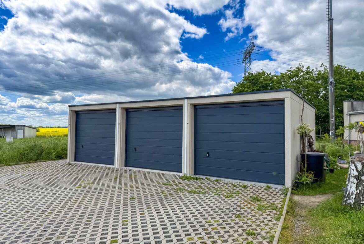 Große Garage auf dem Grundstück