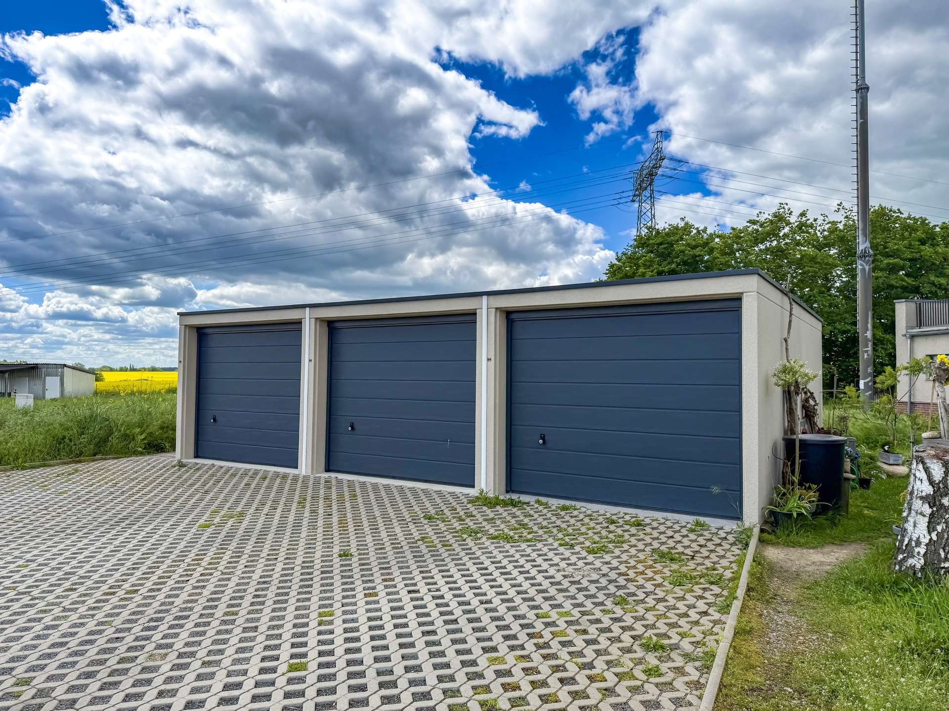 Große Garage auf dem Grundstück