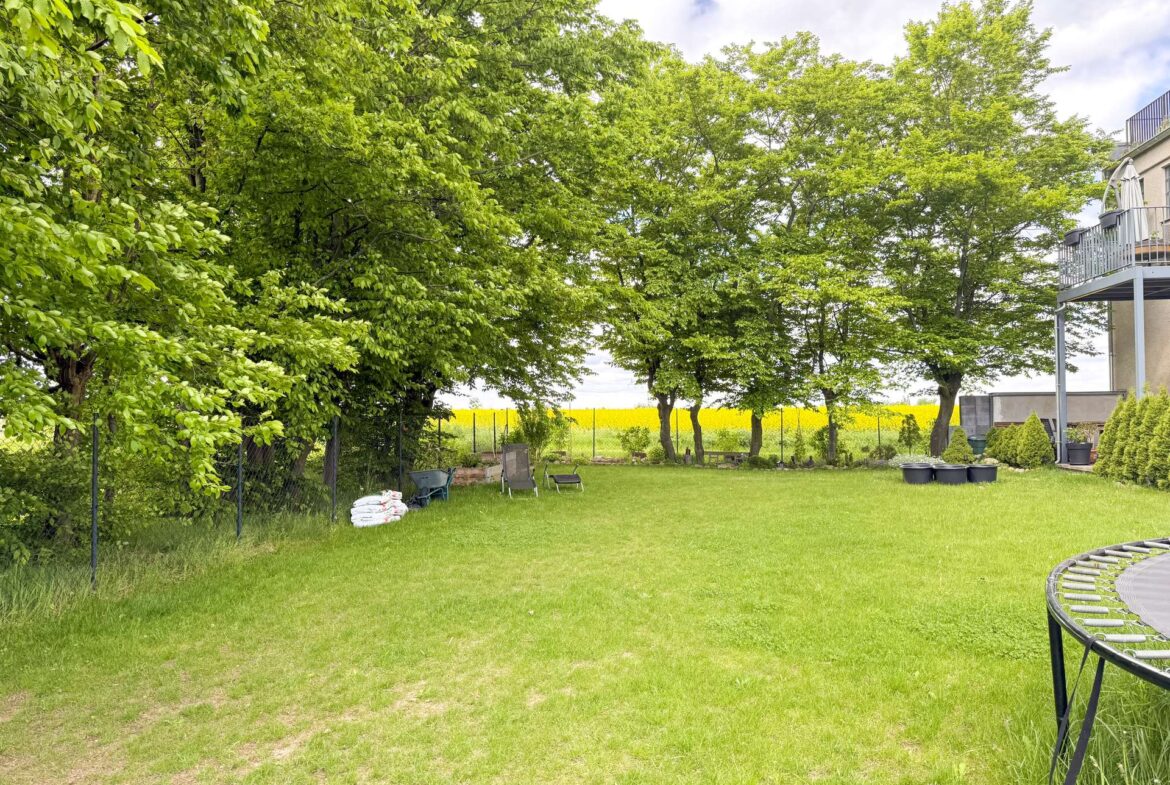 großer anliegender Garten