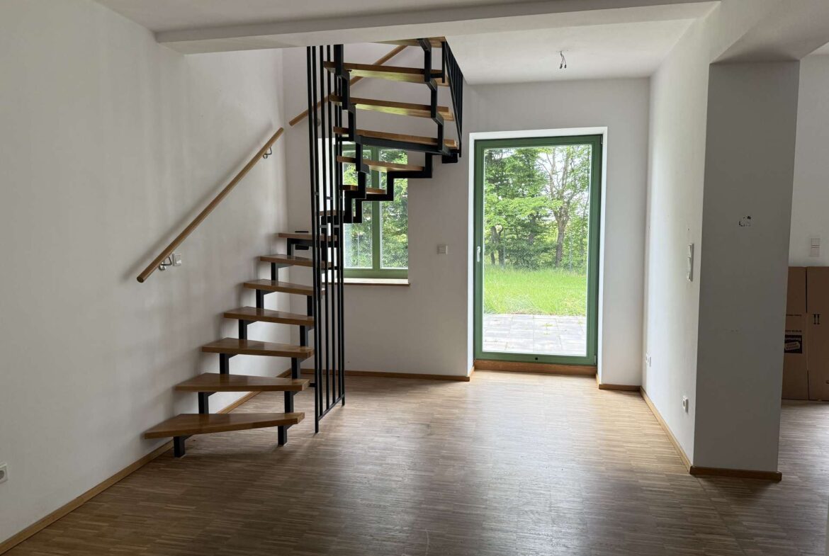 Wohnbereich mit Zugang zur Terrasse