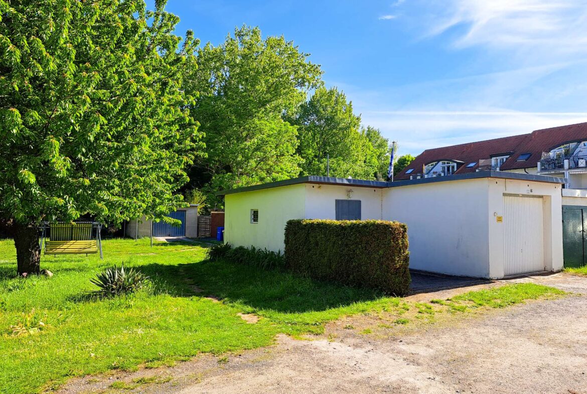 Hof und Garage