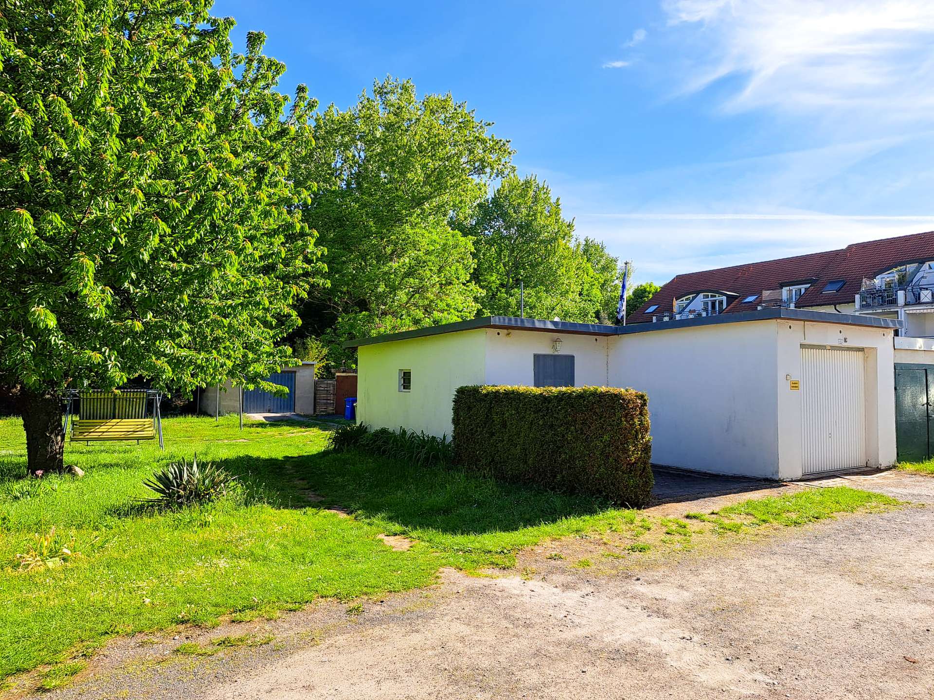 Hof und Garage