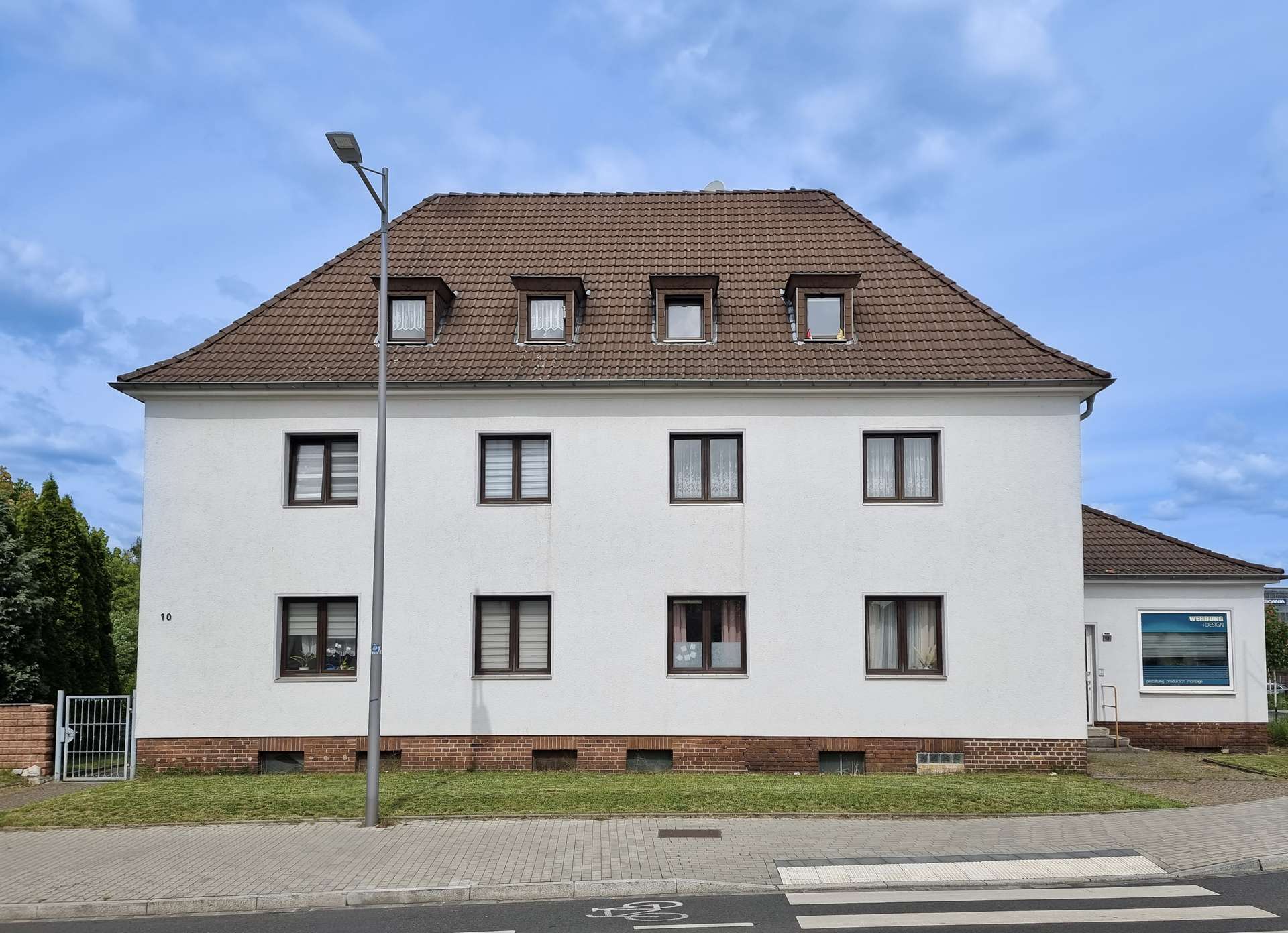Straßenseitige Gebäudeansicht