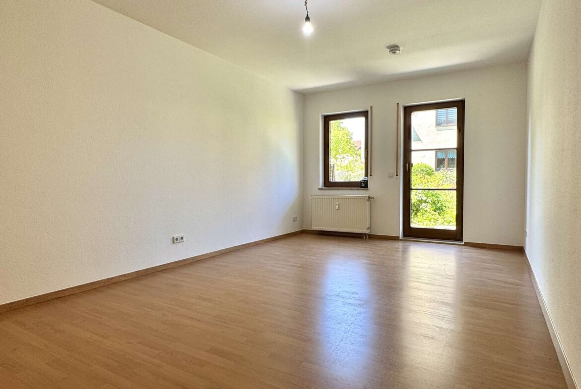 Esszimmer mit Zugang zum Garten