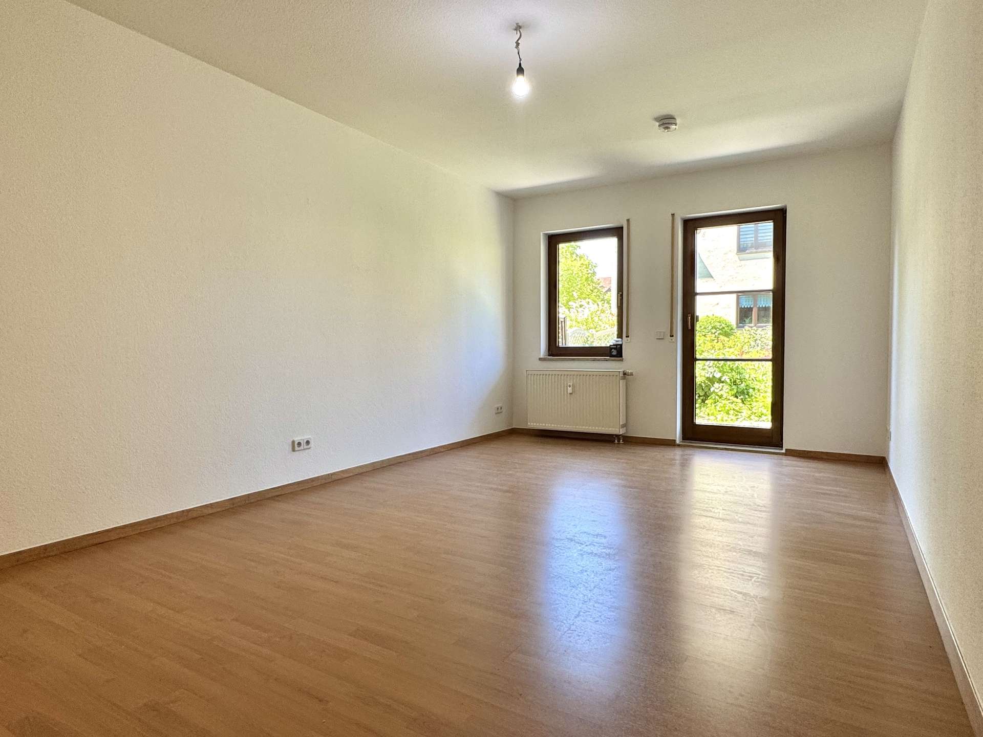 Esszimmer mit Zugang zum Garten