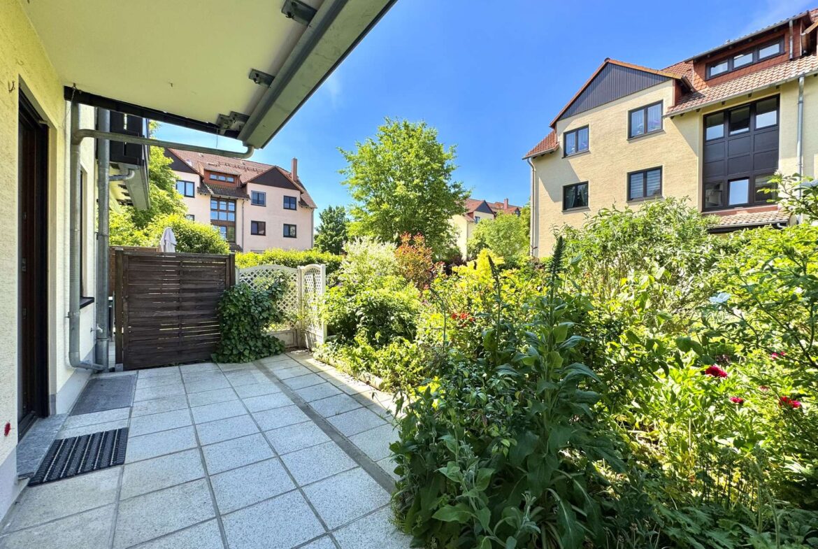 Terrasse mit angrenzendem Garten