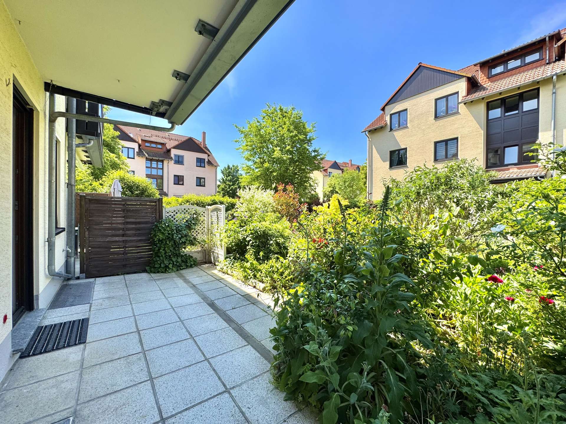 Terrasse mit angrenzendem Garten