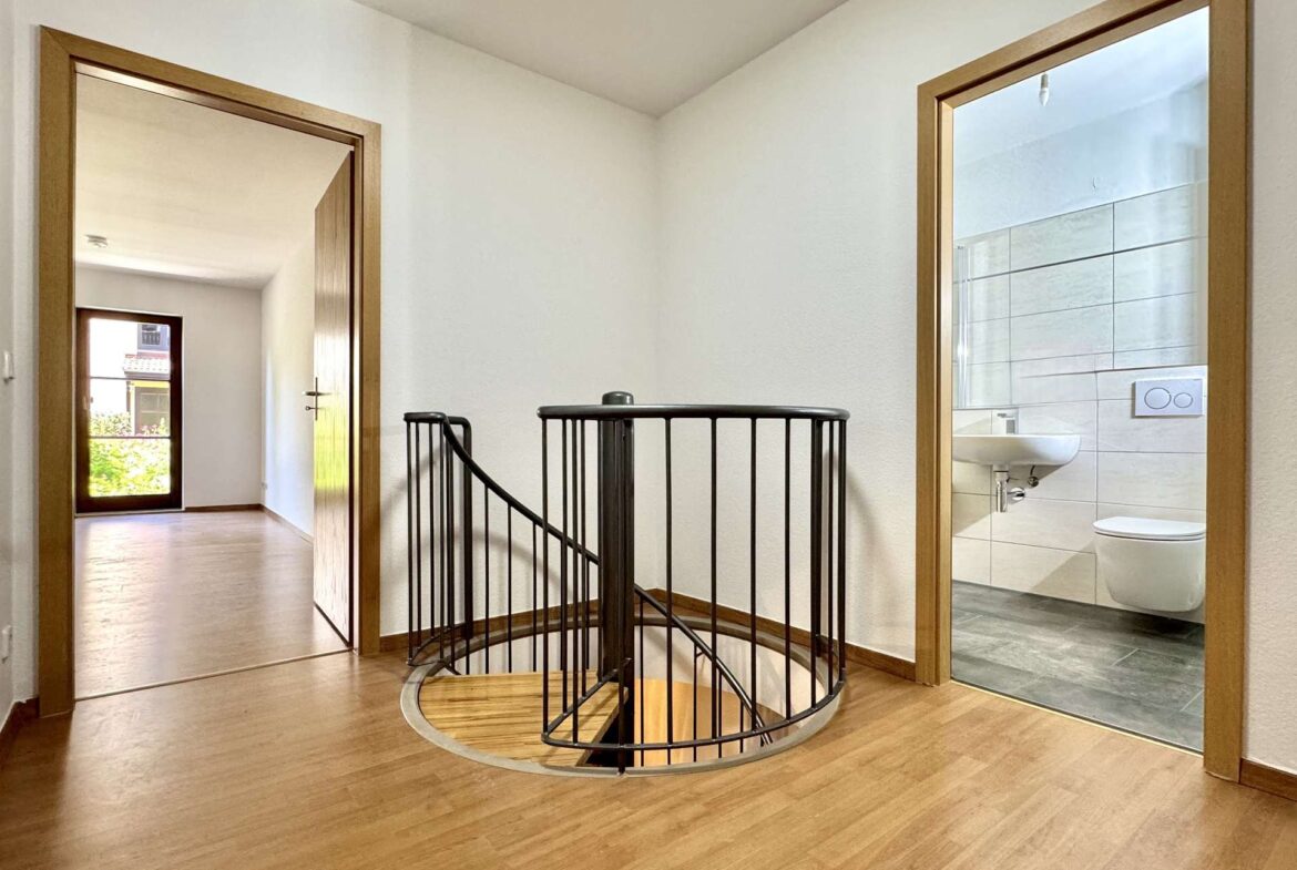 Flur mit Treppe ins Untergeschoss