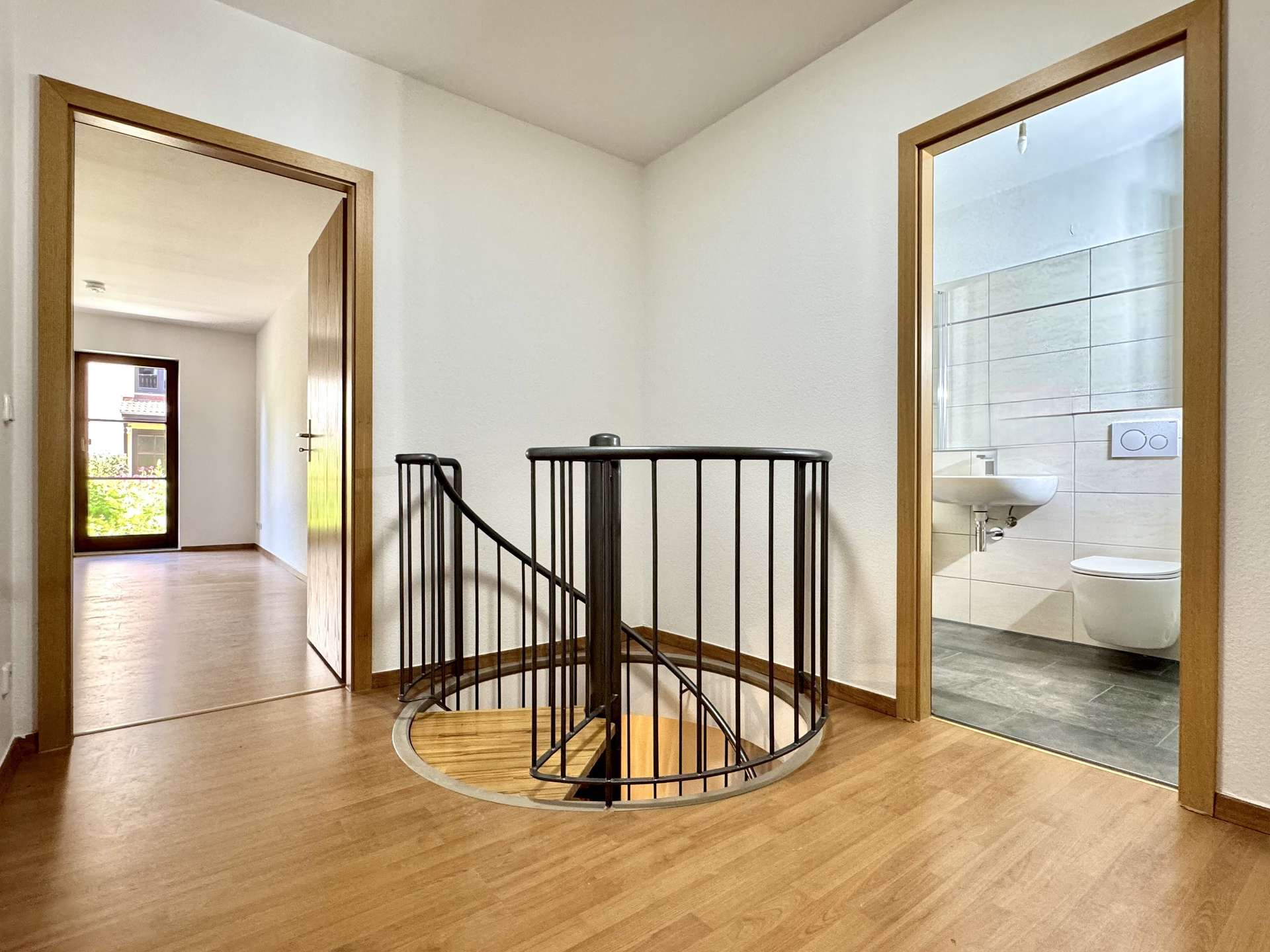Flur mit Treppe ins Untergeschoss