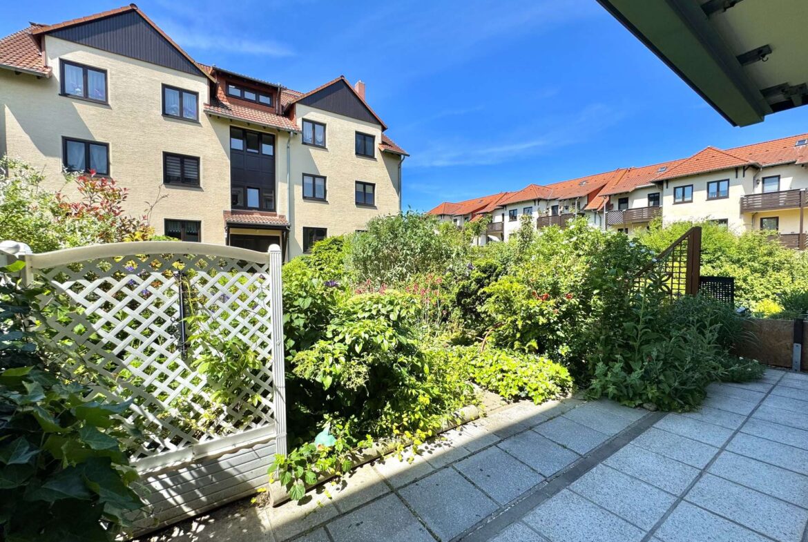 Großzügige Terrasse mit Garten