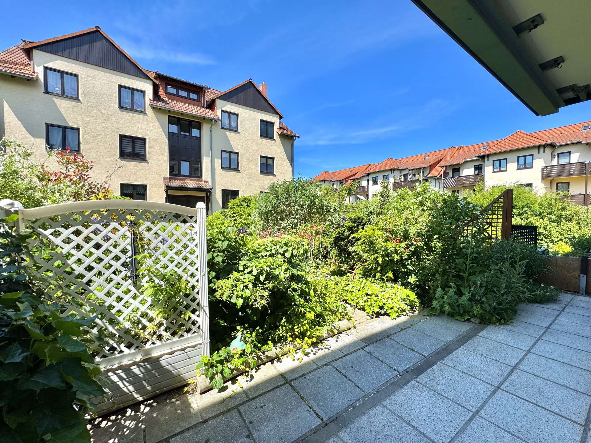 Großzügige Terrasse mit Garten