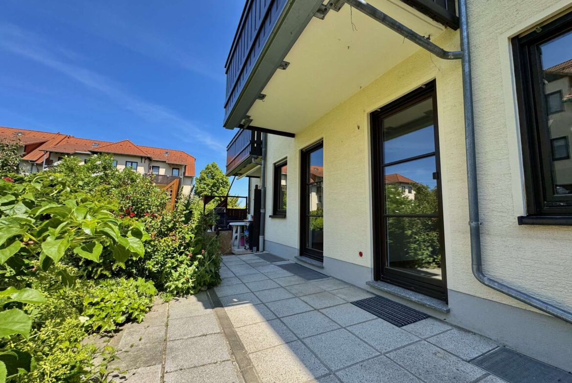 Terrasse mit Zugang zum Ess- und Wohnzimmer