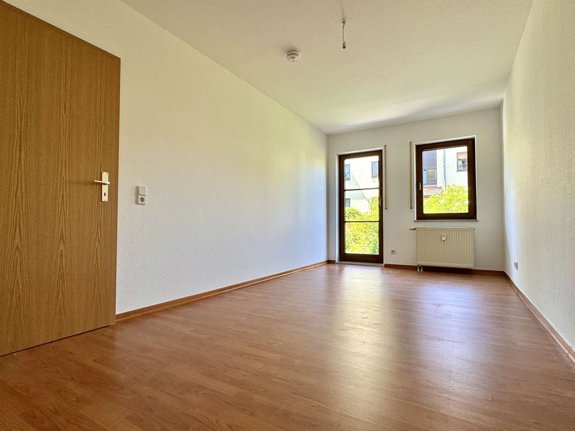 Wohnzimmer oder Schlafzimmer mit Zugang zum Garten